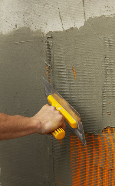 工人进行墙的加固和填充工作。图片下载