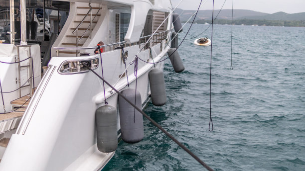 在城市海湾的游艇在炎热的夏天股票照片图片下载