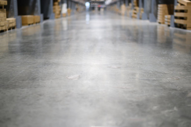 大型仓库仓库混凝土地板的低角度视图。室内的背景。商业物流配送仓储概念。图片下载