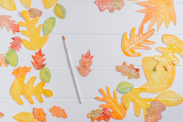 一步一步教程秋圈。第三步:用丙烯酸颜料或衬垫，在每片叶子上画上图案或纹理。俯视图图片下载