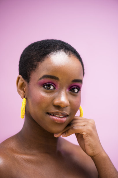 年轻的非洲女人的美丽肖像在工作室，手下下巴图片下载