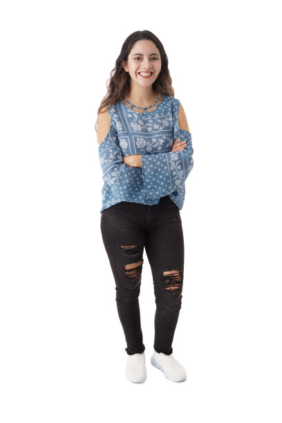 快乐的年轻拉丁女人，双手交叉站着图片下载