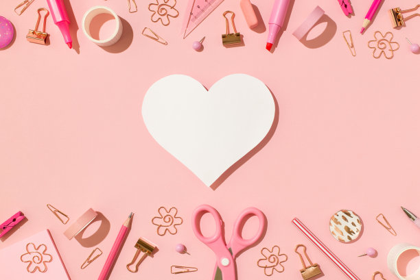 头顶照片剪刀，磁带，回形针，三角形大头针，铅笔，钢笔，橡皮记号笔，纸心孤立在粉红色的背景上图片下载