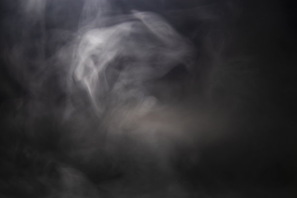 烟雾模糊的移动。黑色背景上白云的抽象设计。烟雾模糊的移动图片下载