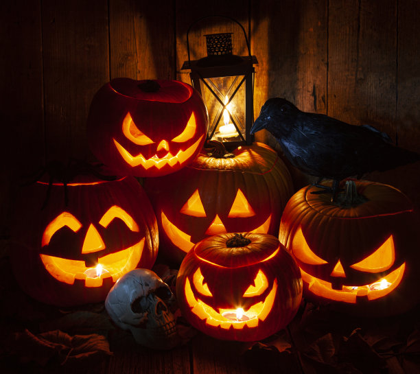 万圣节南瓜灯在乡村木制背景图片下载
