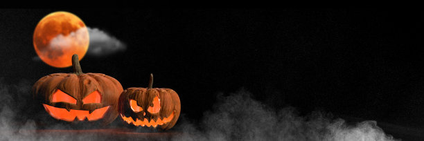 两个万圣节南瓜在多云的满月与大的复制空间。图片下载