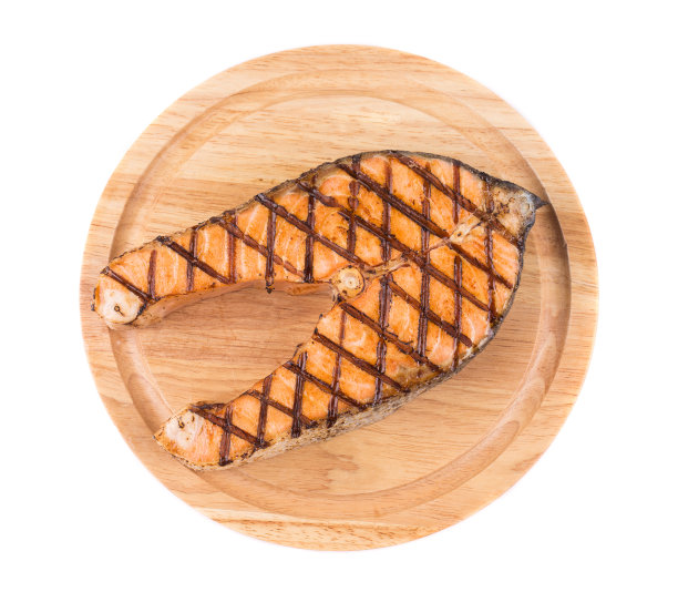 木盘上的鲑鱼排。图片下载