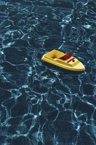 游泳池表面有玩具船。图片下载