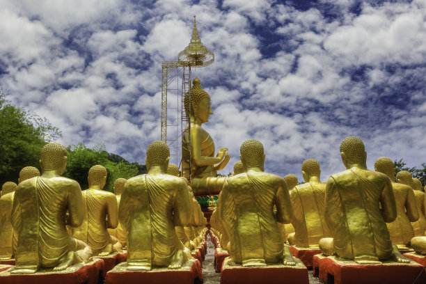 在泰国那空那ok的maha Bucha佛教纪念公园，有1250个弟子的金佛图片下载