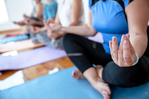 瑜伽课上的成年人图片下载