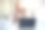 小女孩和妈妈坐在床上，面前放着一台笔记本电脑图片下载