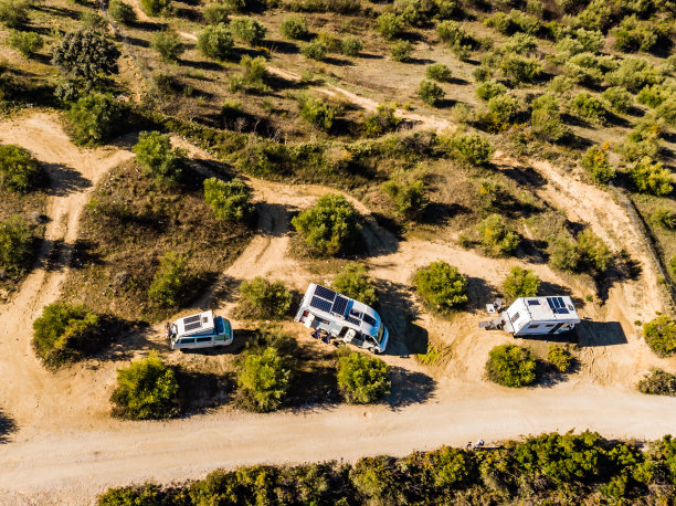 屋顶装有太阳能电池板的大篷车在大自然中露营。图片下载