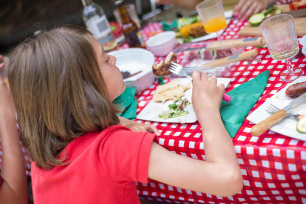 可爱的小学生在吃烤肉图片下载