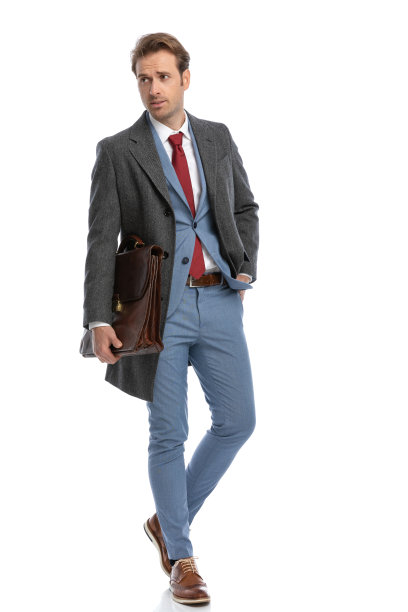 性感的年轻商人，手握衣箱图片下载