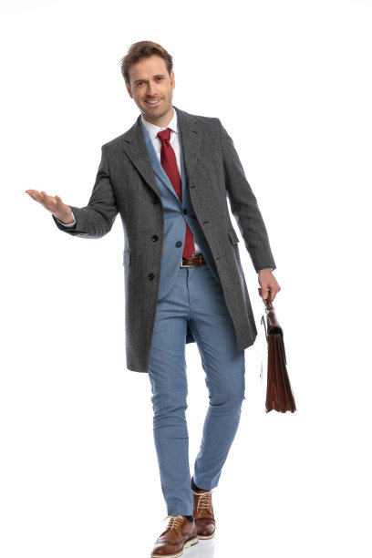 快乐的商人微笑着，提着行李箱向身边走来图片下载