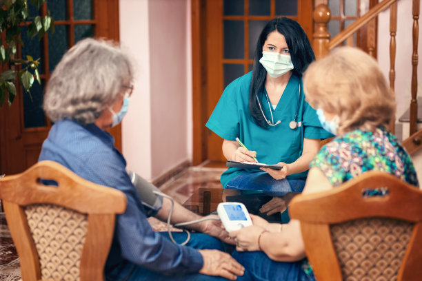 女医生家访时为老年病人测量血压图片下载