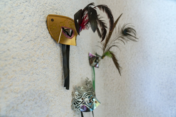 墙上的狂欢节面具。图片下载