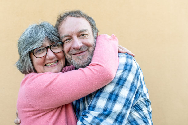 一对老夫妇的画像，他们微笑着拥抱在一起图片下载
