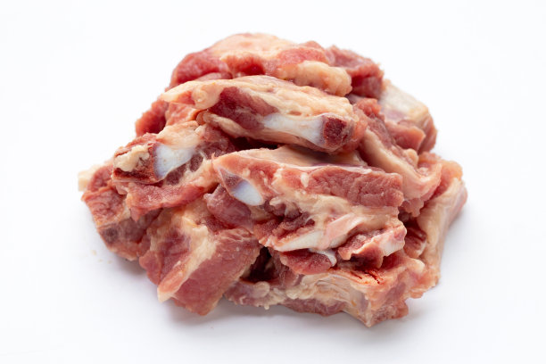 生猪排放在白色的盘子里，白色的背景。图片下载