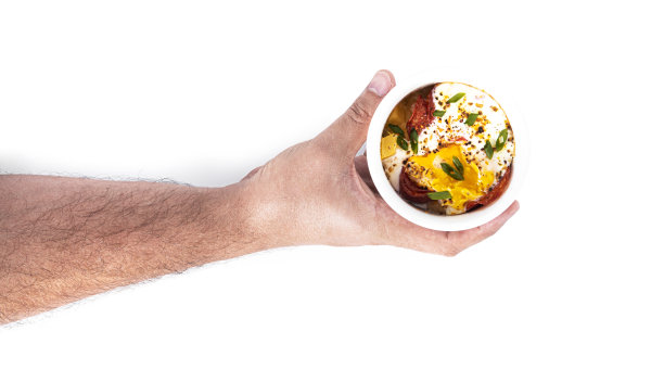 鸡蛋和香肠孤立在白色背景上。烘炒蛋图片下载