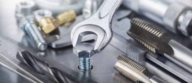 扳手用来拧紧钢坯中的螺栓。扳手、螺栓、螺钉和螺母。图片下载