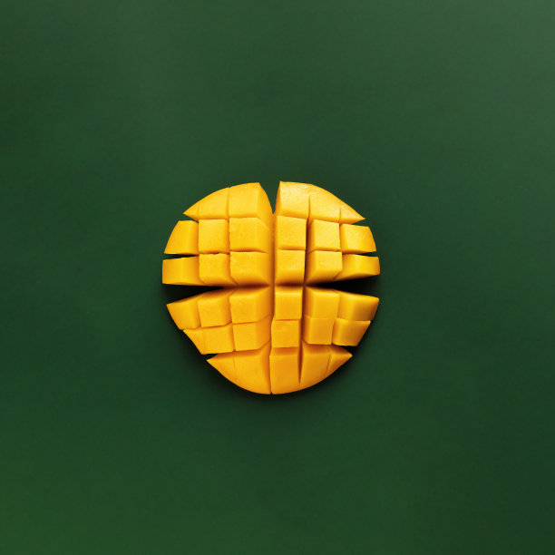 绿色背景上的黄色有机芒果块图片下载