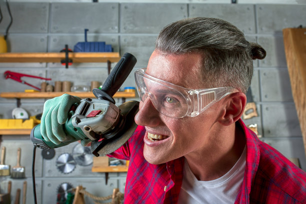 疯狂的锁匠拿着磨床图片下载