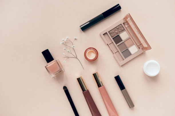 化妆品和化妆品平铺在米色背景上图片下载