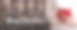 圣诞快乐。穿着白色毛衣的女人手里拿着圣诞热饮或红色杯子里的咖啡。闪烁的背景与雪和光散景。在卡片或横幅上添加文字图片下载
