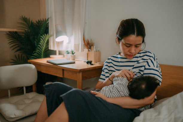 给婴儿哺乳的妇女图片下载