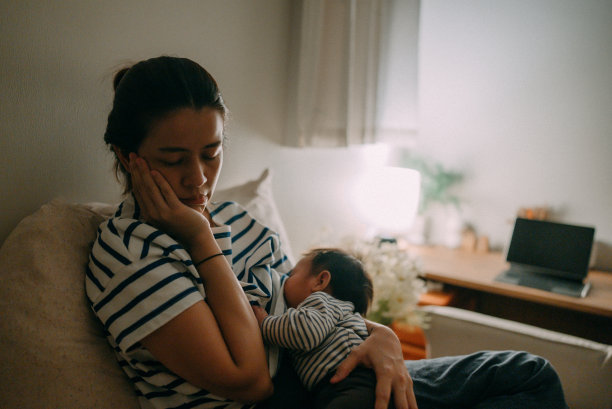 母乳喂养婴儿的母亲。图片下载