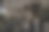 母亲带着两个孩子试图同时处理多项任务图片下载