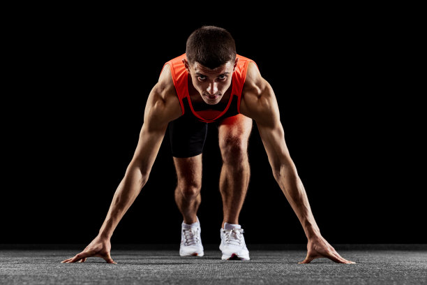 年轻男子，训练中孤立的男运动员在黑色的工作室背景下图片下载