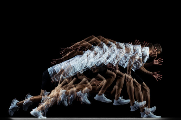 全身肖像的年轻男性职业运动员跑步，训练孤立在黑色的工作室背景。频闪效果图片下载