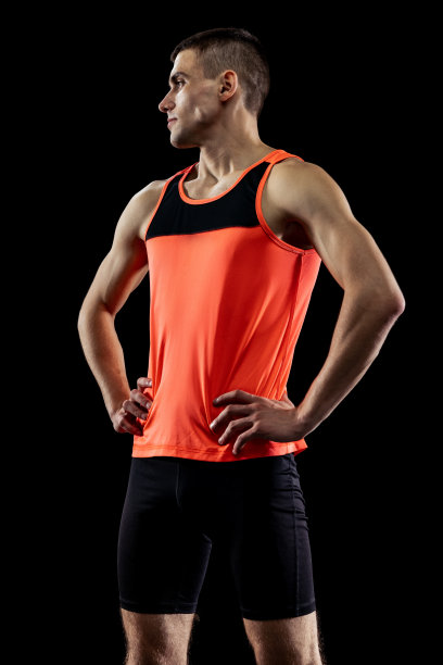 剪裁的肖像年轻的男性职业运动员看远离孤立的黑色工作室背景图片下载