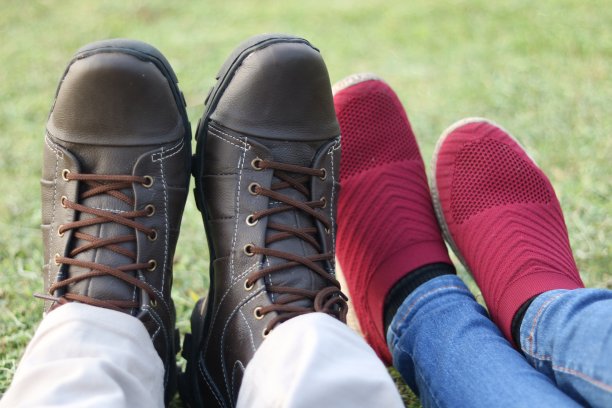 棕色和红色的鞋子图片下载