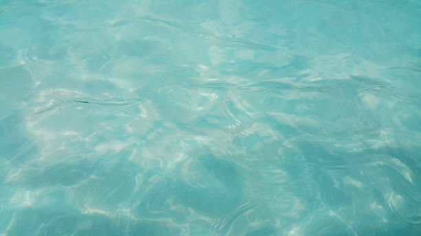 游泳池里的水是蓝色的，被阳光照射着。有选择性的重点。健康的生活方式。休闲和娱乐。从工作中休息一下的概念。图片下载
