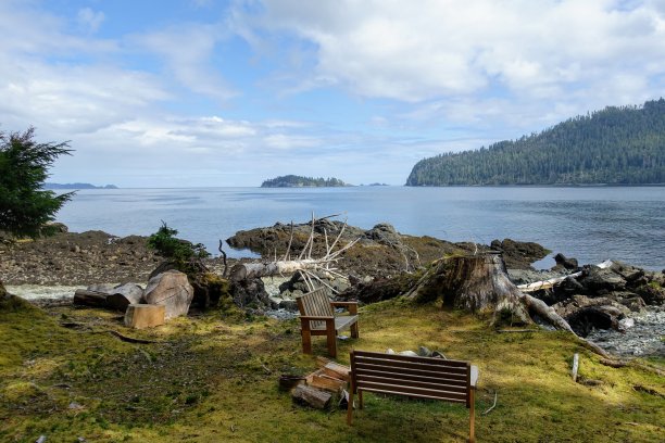 加拿大不列颠哥伦比亚省海达瓜伊，背景是海洋和海岸的篝火美景图片下载