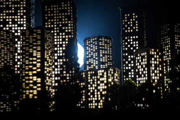 卡通风格的城市建筑。带有灯光的现实城市建筑微缩模型。背景。图片下载