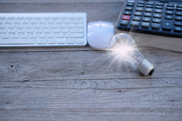 创意创新和灵感概念。木桌上的发光灯泡，概念创意与闪烁的灯泡。可持续商业发展的灵感图片下载