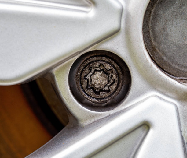 汽车轮子上的秘密螺栓。防盗保护,宏观图片下载