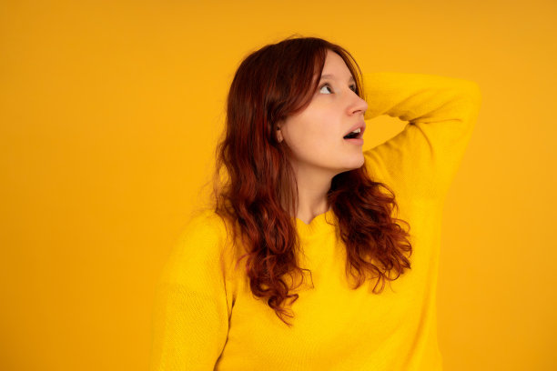 一个表情震惊的年轻女子的肖像。图片下载