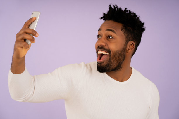 用手机自拍的非洲男人。图片下载