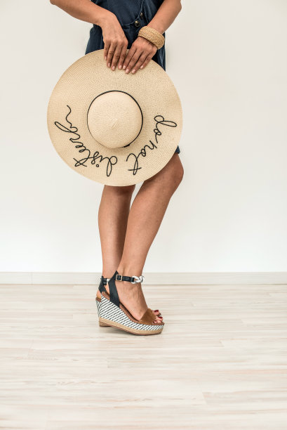 准备夏天，优雅的女人与时尚的夏天个人配件摆姿势图片下载