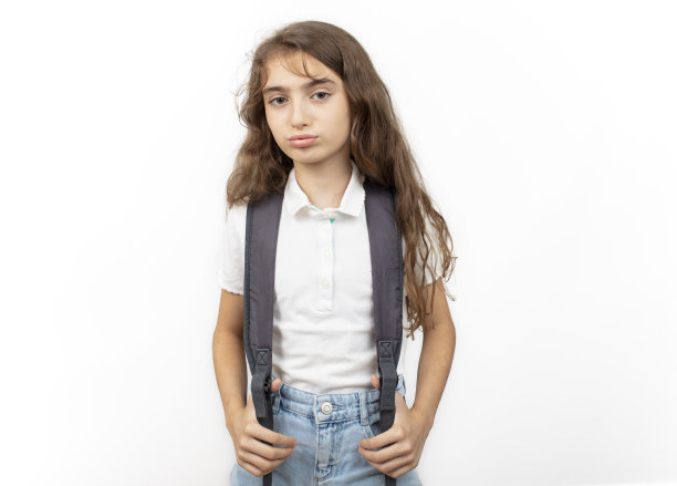 伤心的学生，因为学校开学了。教育理念背景，横幅，海报。图片下载