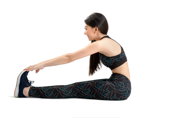 美丽的亚洲女性正在做运动和瑜伽前热身。亚洲女孩的照片由孤立的白色背景。健身和健康的生活方式理念。图片下载