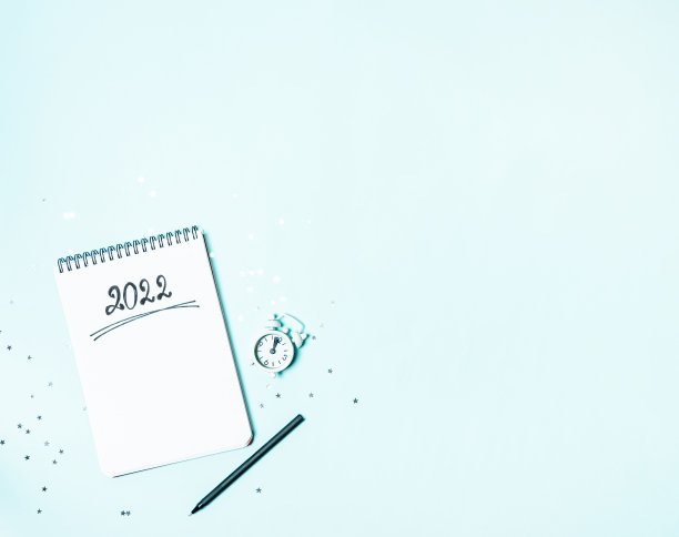 顶部视图的白色复古闹钟和空笔记本准备新的2022年计划或愿望清单图片下载