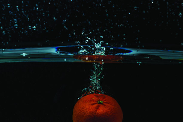 美丽的橙色水在黑色的背景。华丽的背景。图片下载