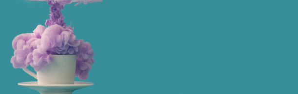 白色瓷质咖啡杯，蓝色背景，紫色烟雾，宽阔的横幅，自由的文字空间图片下载