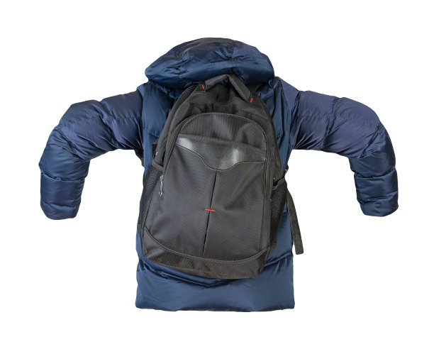 黑色背包，红色外套，孤立在白色背景下。图片下载